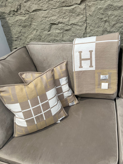 Luxury H Pillow - Cashmere